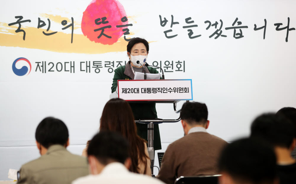 신용현 대통령직인수위원회 대변인이 15일 오후 서울 종로구 통의동 인수위 공동기자회견장에서 정례 브리핑을 하고 있다. [인수위사진기자단]