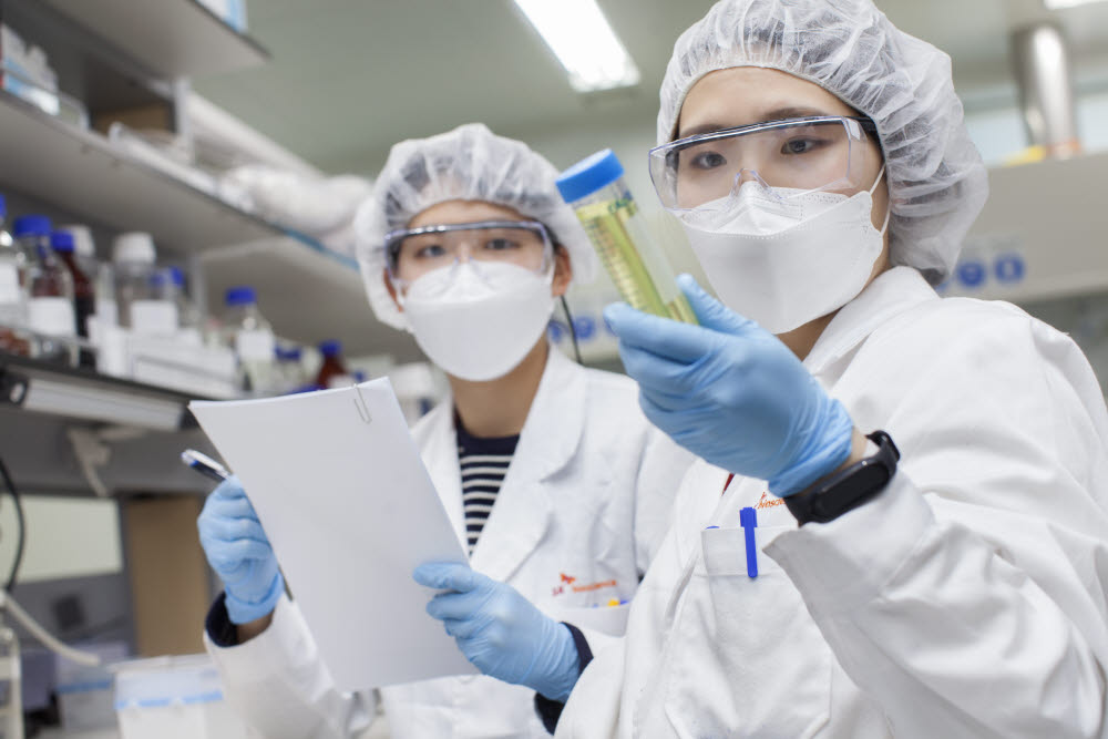 SK바이오사이언스 연구원이 백신 연구를 진행하는 모습 (사진=SK바이오사이언스)