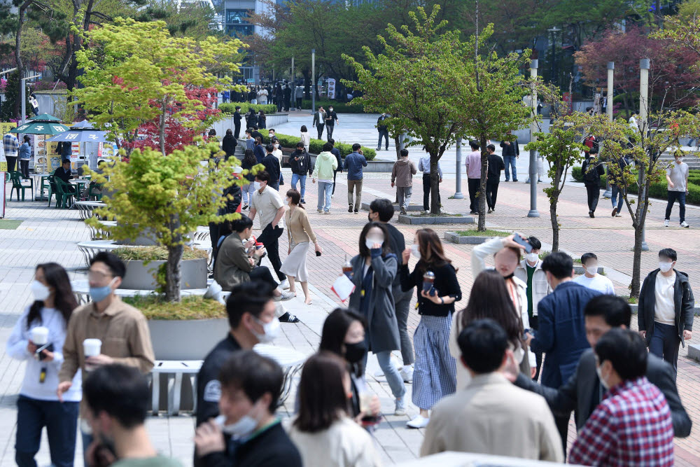 오늘부터 사회적 거리두기 폐지...산책하는 직장인들