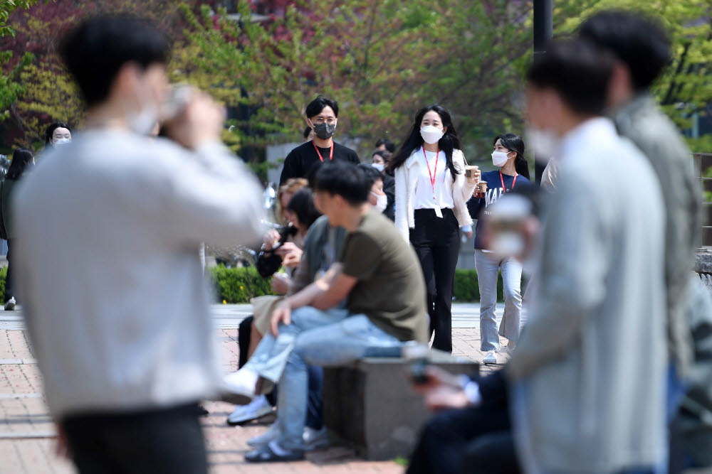 오늘부터 사회적 거리두기 폐지...산책하는 직장인들