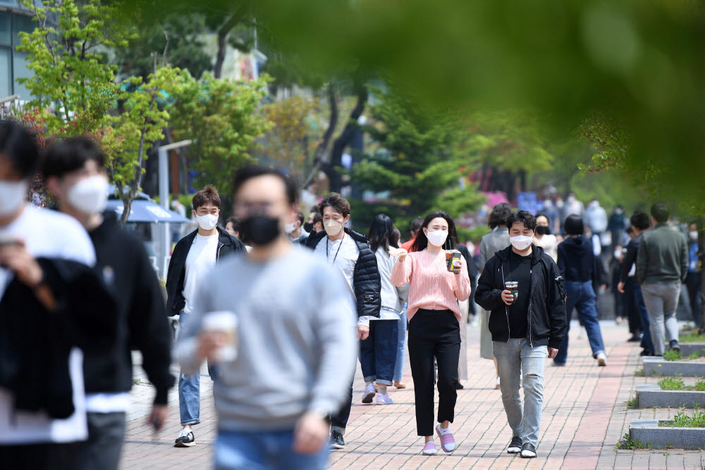 오늘부터 사회적 거리두기 폐지...산책하는 직장인들