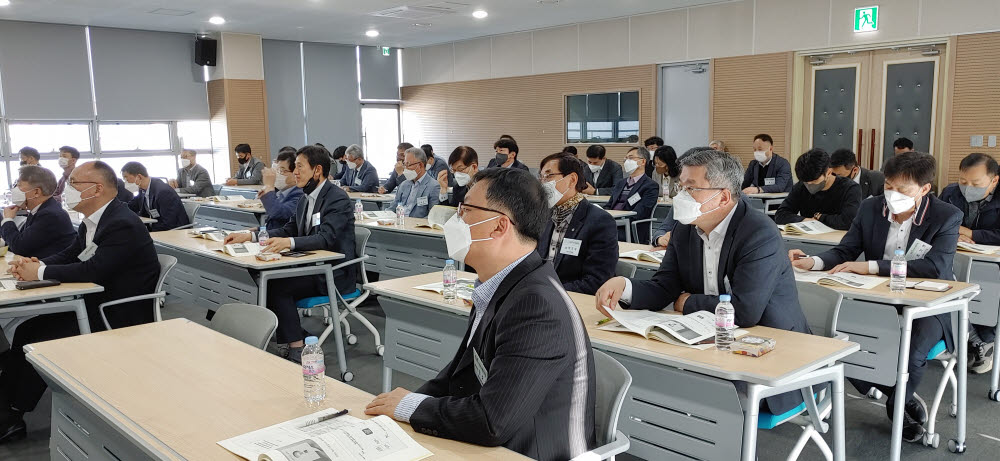 에너지밸리포럼과 전남테크노파크는 19일 오전 8시 전남 나주시 소재 한국전기공사협회 전남도회 5층에서 강명수 한국표준협회 회장을 초청해 글로벌 ESG 트렌드와 추진전략을 주제로 제43차 정례포럼을 개최했다,