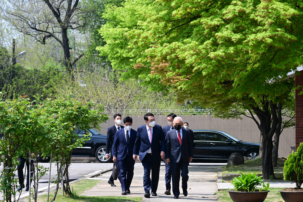 윤석열 대통령 당선인과 김한길 국민통합위원장이 19일 오후 용산공원 내 개방 부지에서 재난·안전사고 피해자 및 유가족들과 오찬을 가지기 위해 이동하면서 대화를 하고 있다.