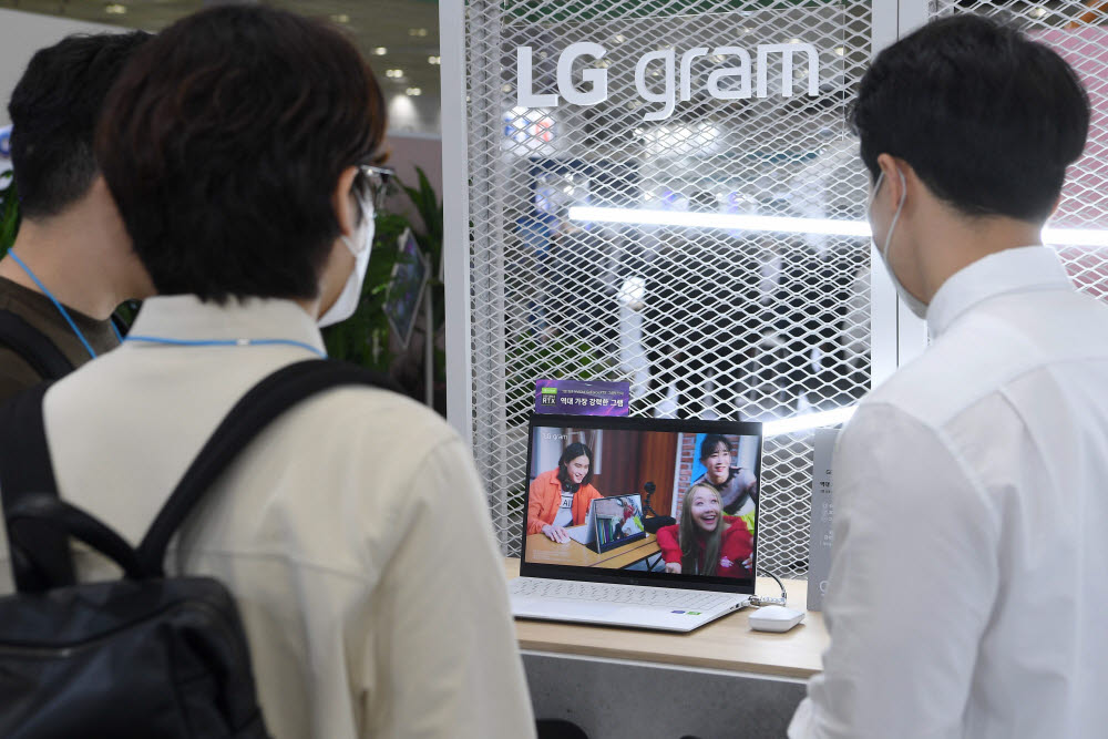 LG전자 부스에서 관람객이 LG 그램 노트북을 살펴보고 있다.