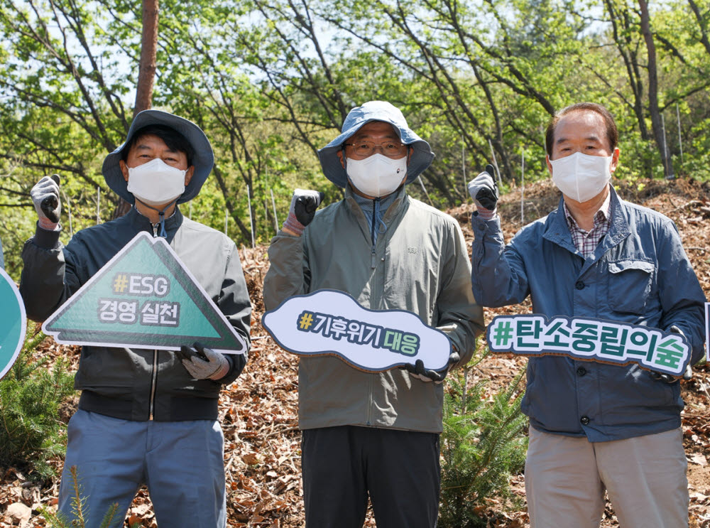 경기도 용인시 현대백화점그룹 탄소중립의 숲 예정지에서 (왼쪽부터)장호진 현대백화점 기획조정본부 사장, 최병암 산림청장, 허상만 생명의숲 이사장이 기념 사진을 촬영하고 있는 모습.