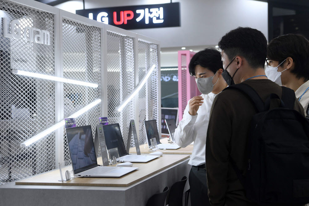 LG전자 부스에서 관람객이 LG 그램 노트북을 살펴보고 있다.(전자신문 DB)