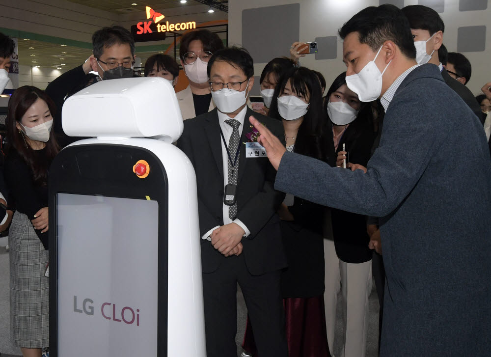 구현모 KT 대표가 WIS 2022 LG전자 전시부스를 찾아 LG 클로이봇에 대한 소개를 받았다. 이동근 foto@etnews.com