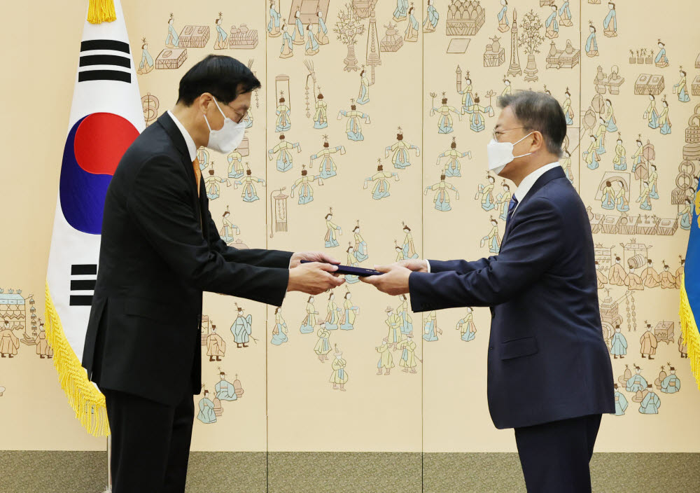 문대통령, 이창용 신임 한국은행 총재에 임명장