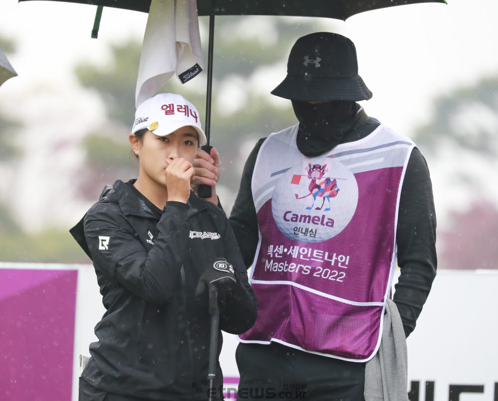 [포토]김민주, 비가 오니 쌀쌀해요