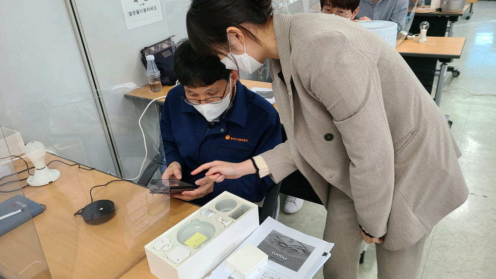 광주도시철도공사가 19일 광주시 광산구 옥동차량기지 인재개발원에서 직원 20여명을 대상으로 실시한 AI 기반 사물인터넷(IoT) 스마트홈키트를 활용한 전문교육 실습 모습.