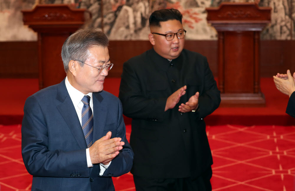 문재인 대통령과 김정은 국무위원장이 19일 백화원 영빈관에서 평양공동선언에 서명한 뒤 가진 회견에서 합의 사항에 대해 발표한 뒤 악수하고 있다. <평양사진공동취재단>