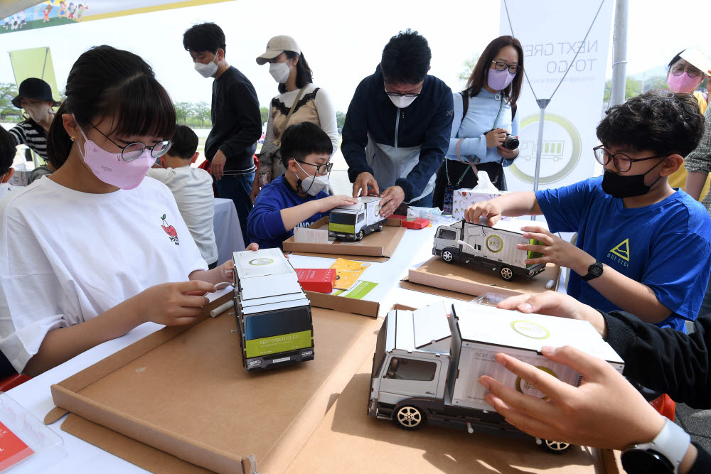 주말 경기 과천시 국립과천과학관에서 열린 해피 사이언스 축제에서 어린이들이 ESS 친환경 트럭 모형 조립을 체험하고 있다.