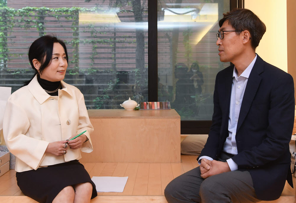 김현선 디자인단체 총연합회장(왼쪽)과 이호준 부장이 대담을 나누고 있다.
