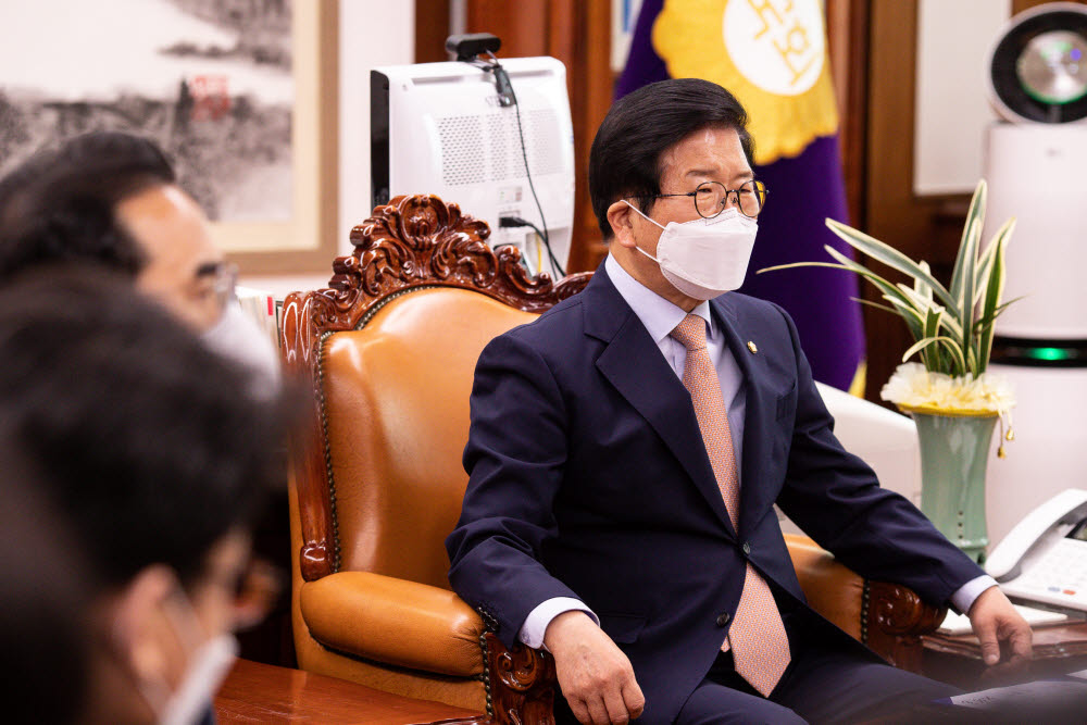 검수완박(검찰 수사권 분리) 법안에 대해 여야가 박병석 국회의장이 제시한 중재안을 양측이 수용한 22일 오후 서울 여의도 국회의장실에서 열린 여야 원내대표 회동에서 박병석 국회의장이 발언하고 있다. 연합뉴스.