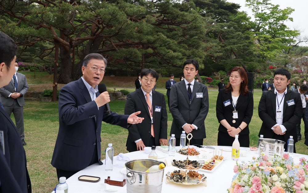 문재인 대통령이 25일 오후 청와대 녹지원에서 열린 출입기자 간담회에서 인사말을 하고 있다. 연합뉴스.