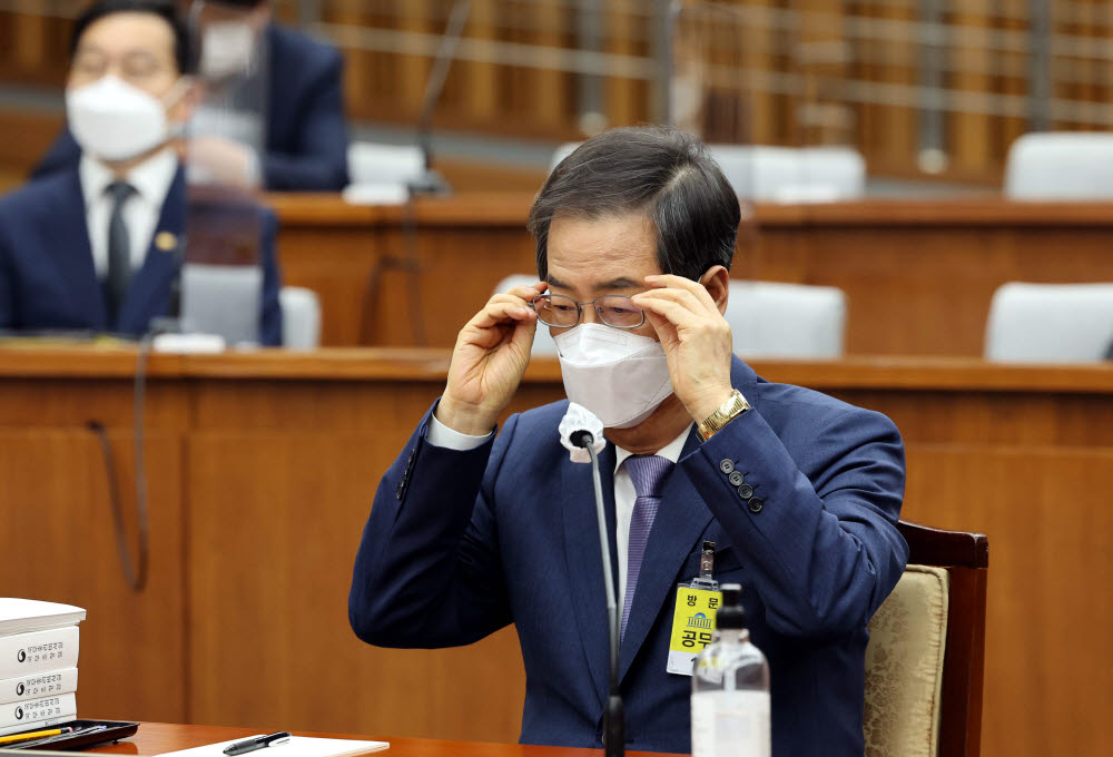 한덕수 국무총리 후보자 26일 국회에서 열린 인사청문회에 참석해 안경을 고쳐 쓰고 있다. 연합뉴스