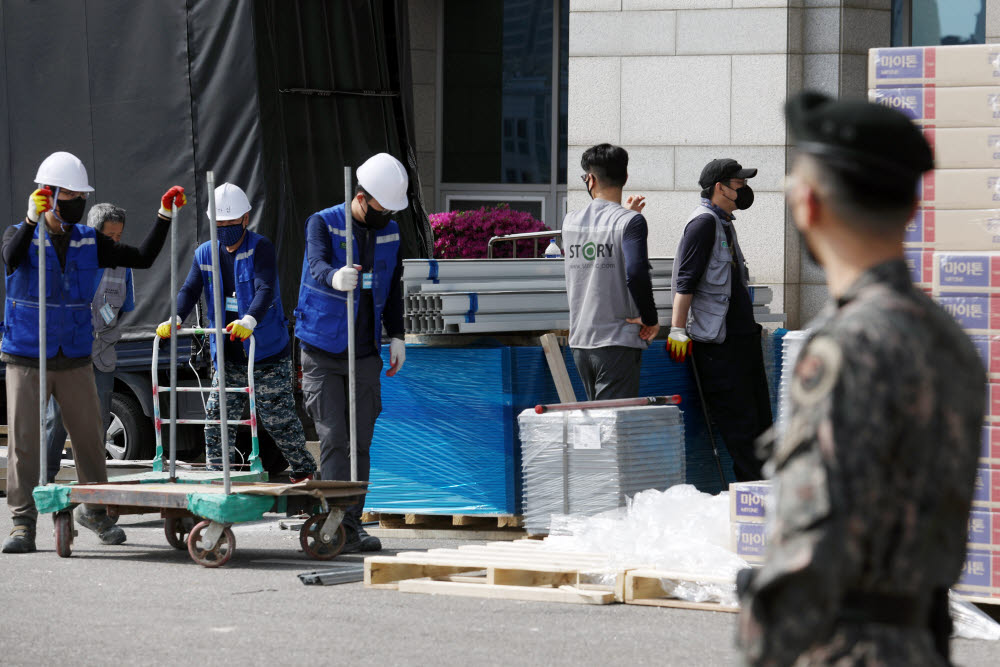 26일 오후 서울 용산구 국방부 청사 본관에서 윤석열 대통령 당선인 취임 후 사용할 집무실 준비를 위한 공사가 진행 중이다. 연합뉴스