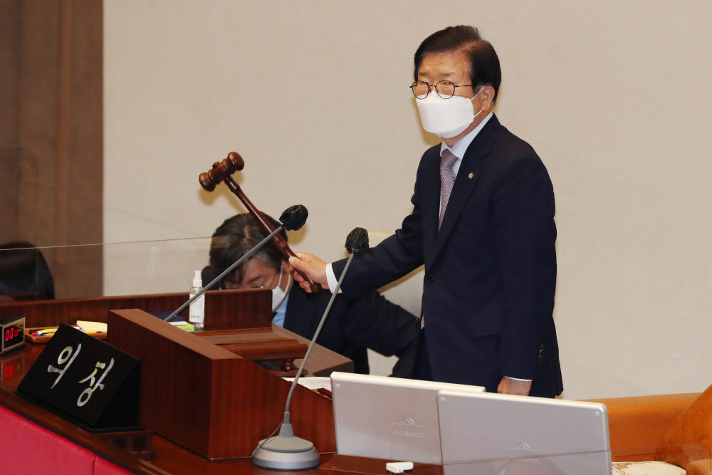 박병석 국회의장이 28일 자정께 국회에서 열린 본회의에서 검찰청법에 관한 필리버스터를 마친 뒤 산회를 선언하고 있다. 연합뉴스