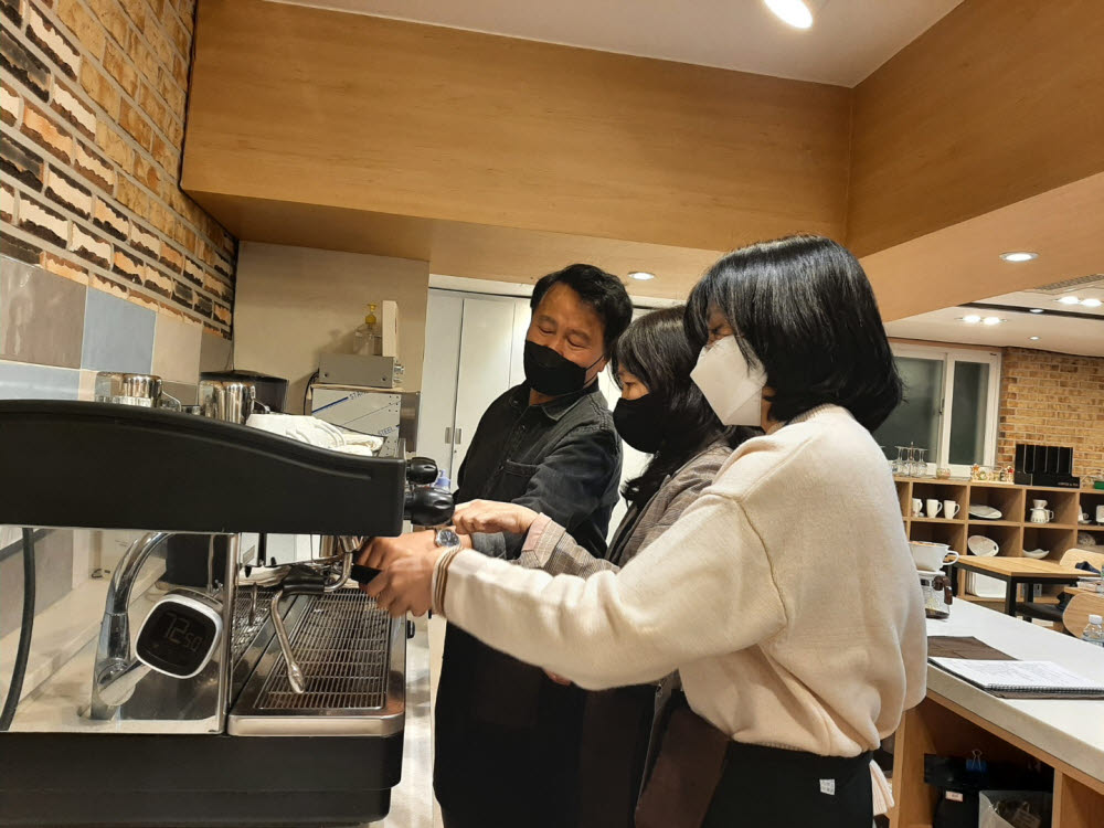 군포e비즈니스고, 지역 주민과 교사 대상 바리스타 연수