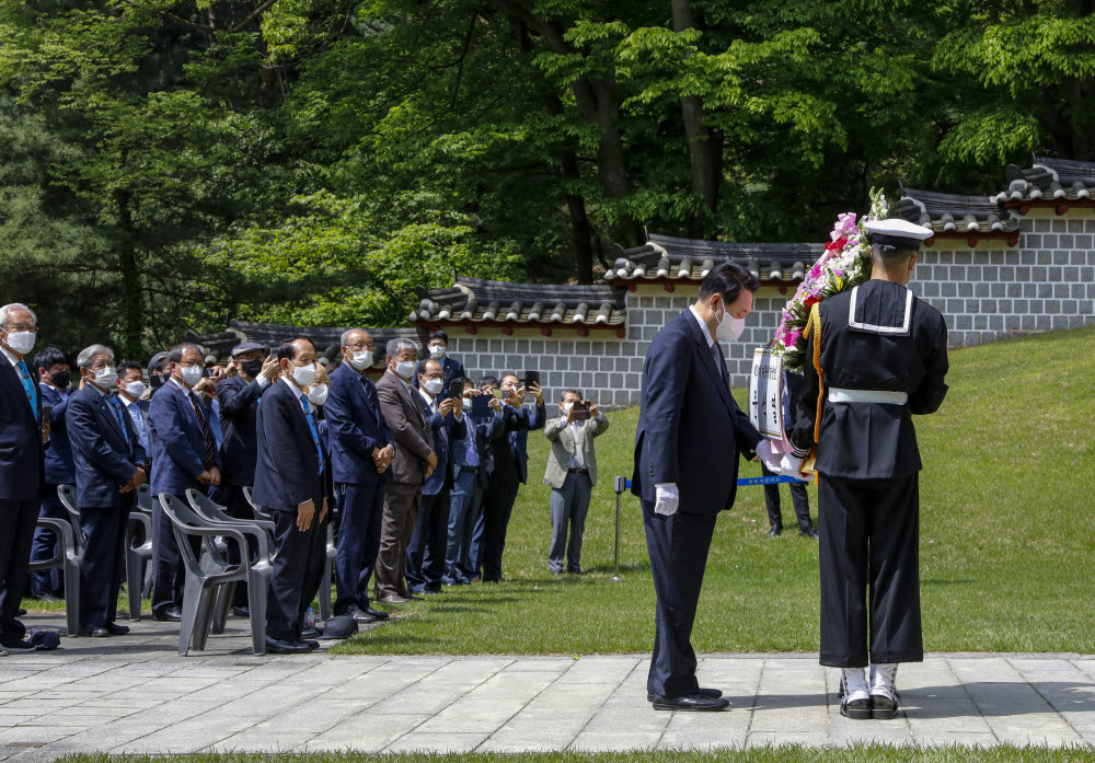 충무공 탄신 477주년 기념 다례 참석한 윤석열