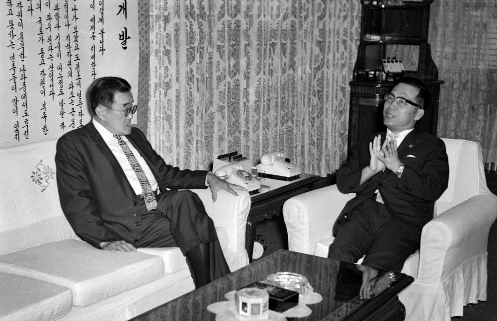 1969년 8월 박달조 박사(왼쪽)가 김기형 과학기술처 장관을 예방해 대화하고 있다. <국가기록원 제공>