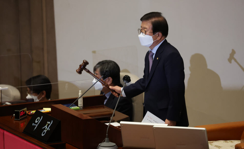 박병석 국회의장이 27일 국회 본회의에서 검찰의 수사권과 기소권을 분리하는 일명 검수완박 법안을 처리할 본회의를 개회하고 있다. 연합뉴스