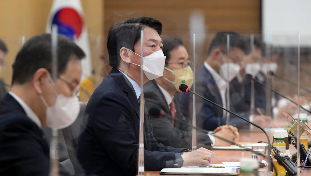 안철수 대통령직 인수위원장이 1일 경남 사천시 한국항공우주산업(KAI)에서 열린 우주항공산업 현장간담회에서 모두발언하고 있다.