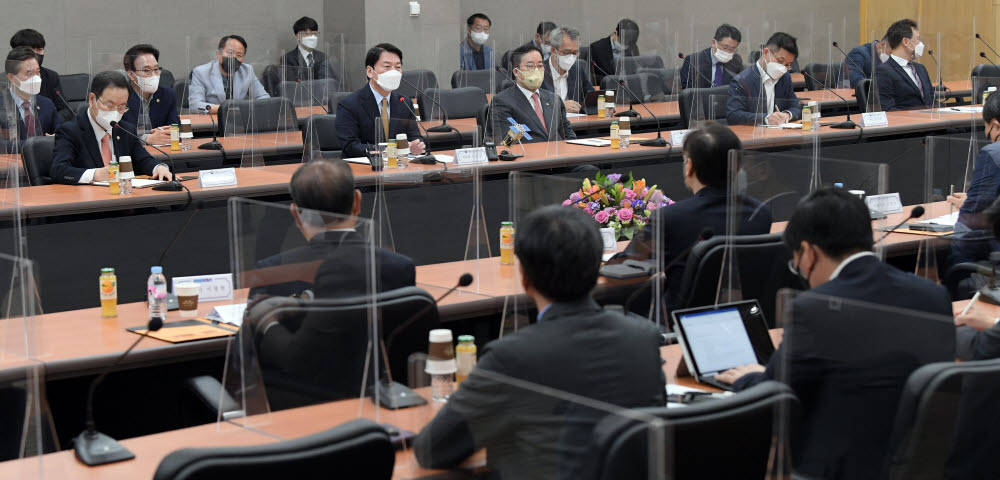 안철수 대통령직 인수위원장이 1일 경남 사천시 한국항공우주산업(KAI)에서 열린 우주항공산업 현장간담회에서 모두발언하고 있다.