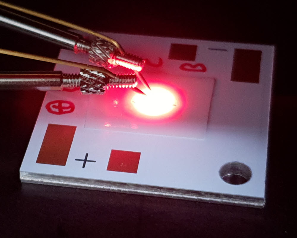 소프트에피가 출시한 InGaN RED LED 발광 모습.
