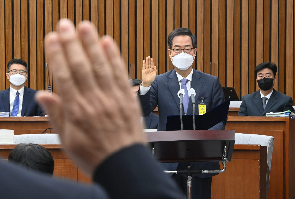 한덕수 국무총리 후보자가 2일 국회에서 열린 인사청문회에서 선서하고 있다.