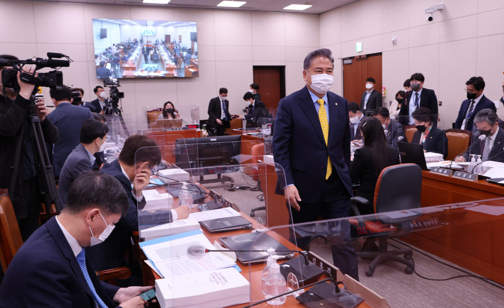 박진 외교부 장관 후보자가 선서문 제출 후 자리로 향하고 있다. <공동취재>