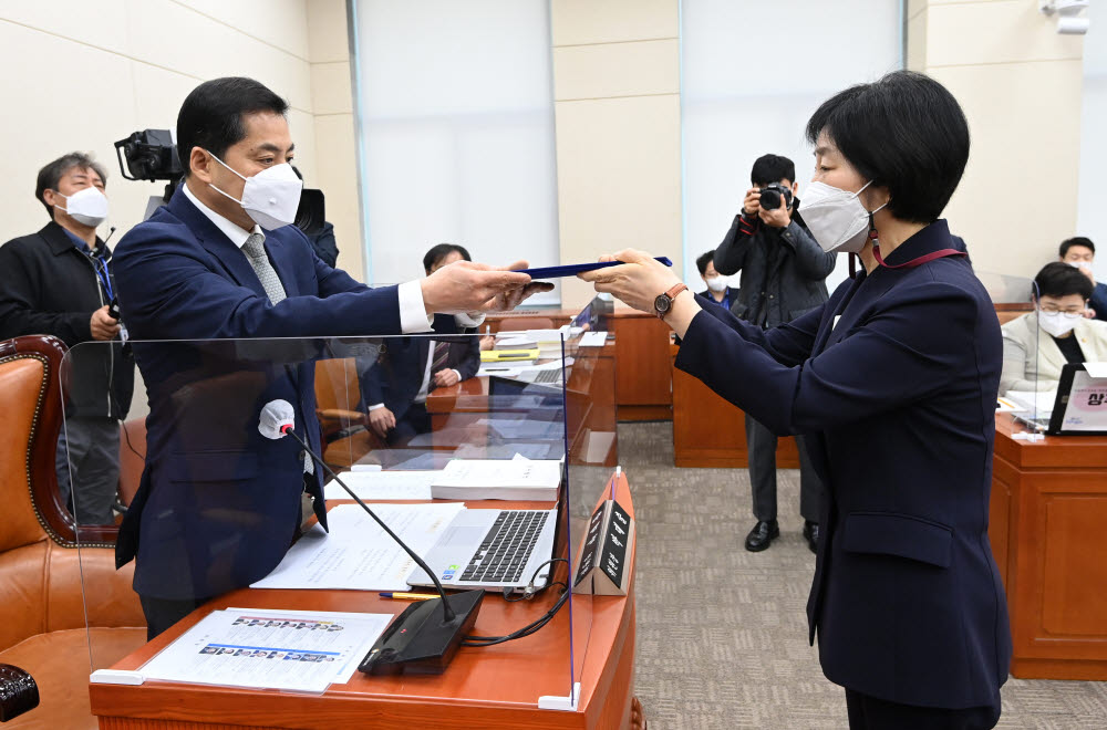 한화진 환경부 장관 후보자가 선서문을 박대출 환노위원장에게 제출하고 있다. <공동취재>