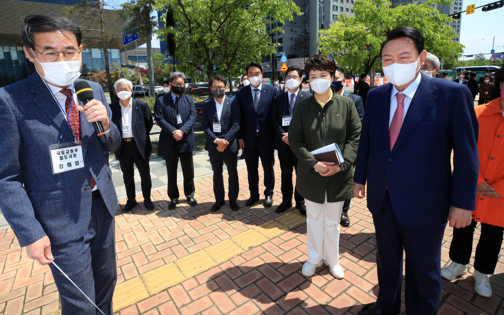 윤석열 대통령 당선인이 2일 경기 고양시 일산서구 대화동 GTX-A 공사 현장에서 김은혜 국민의힘 경기도지사 후보자와 함께 국토교통부 철도국장의 공사 설명을 듣고 있다.