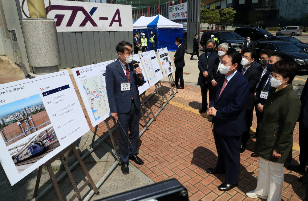 윤석열 대통령 당선인이 2일 경기 고양시 일산서구 대화동 GTX-A 공사 현장에서 김은혜 국민의힘 경기도지사 후보자와 함께 국토교통부 철도국장의 공사 설명을 듣고 있다.