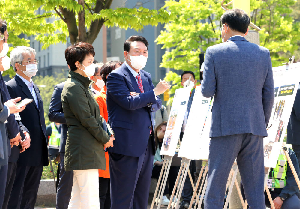 윤석열 대통령 당선인이 2일 경기 고양시 일산서구 대화동 GTX-A 공사 현장에서 김은혜 국민의힘 경기도지사 후보자와 함께 국토교통부 철도국장의 공사 설명을 듣고 있다.