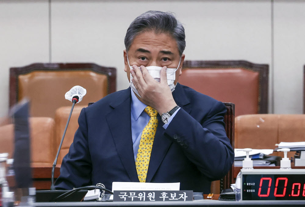 박진 외교부 장관 후보자가 2일 서울 여의도 국회에서 열린 인사청문회에서 마스크를 고쳐 쓰고 있다. 연합뉴스