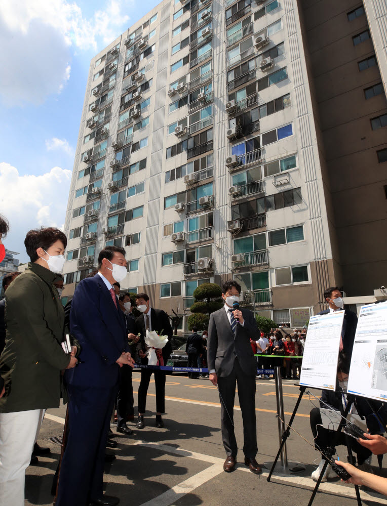 1기 신도시 노후아파트 방문한 윤석열 당선인