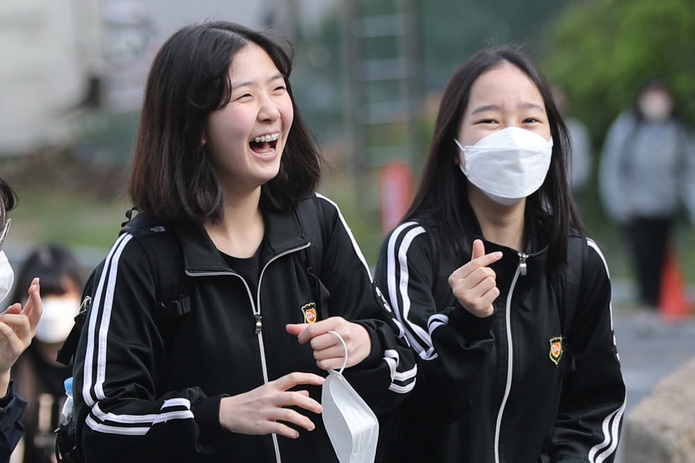 "마스크 해방" 홀가분한 학생들