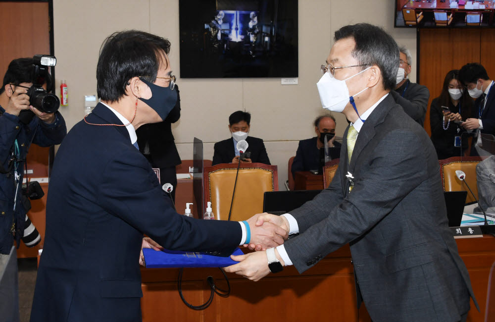 이종호 과기장관 후보자가 선서 후 이원욱 과방위원장에게 선서문을 제출하며 악수하고 있다. (공동취재)