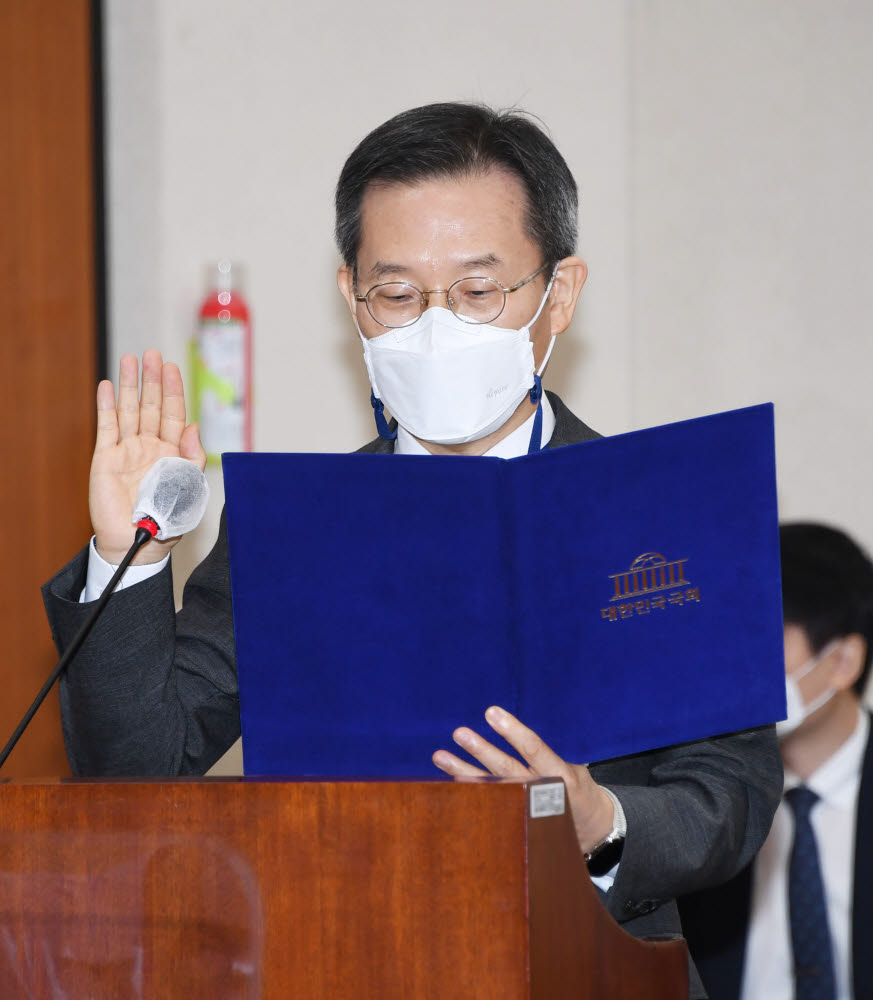 이종호 과기장관 후보자가 선서하고 있다. (공동취재)