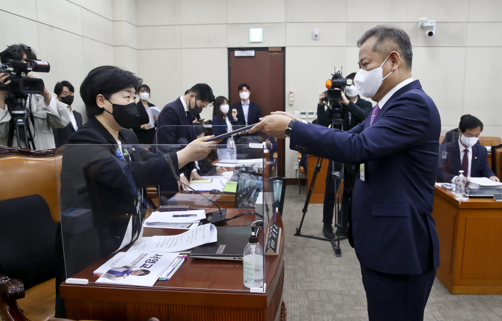 이상민 후보자가 서영교 행안위원장에게 선서문을 제출하고 있다. (공동취재)