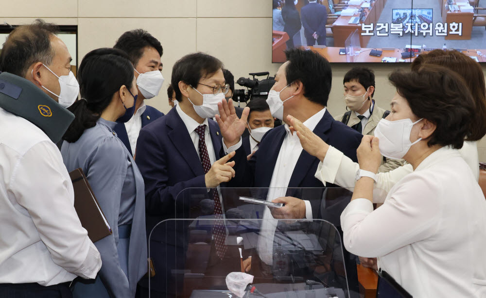 김성주 더불어민주당 의원(왼쪽 네번째)과 강기윤 국민의힘 의원이 3일 오전 서울 여의도 국회에서 열린 정호영 보건복지부 장관 후보자 인사청문회에서 정 후보자가 제출한 아들의 MRI 자료 놓고 실랑이를 벌이고 있다.(공동취재)