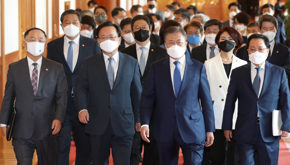 문재인 대통령이 3일 오후 청와대 본관 세종실에서 열린 마지막 국무회의에 김부겸 국무총리 등 국무위원들과 입장하고 있다. 연합뉴스