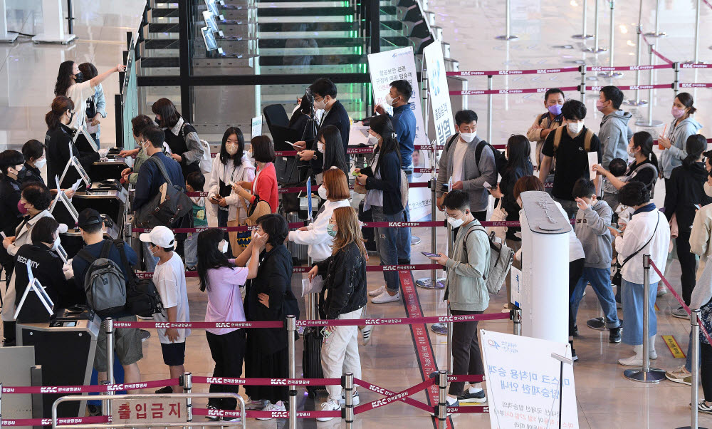 황금연휴 시작...여행객 몰린 김포공항