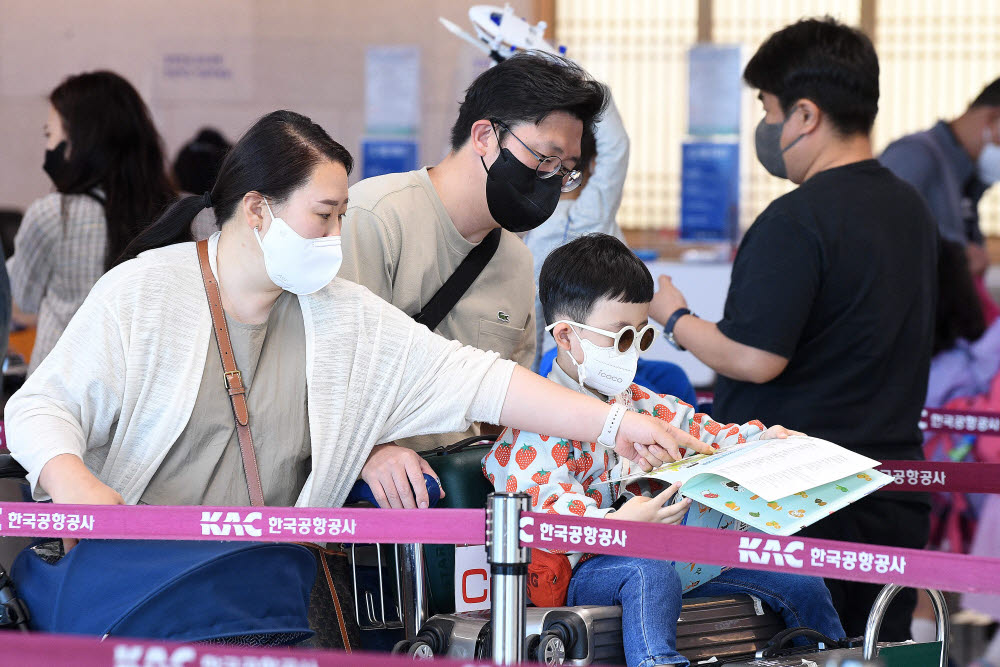 황금연휴 시작...여행객 몰린 김포공항