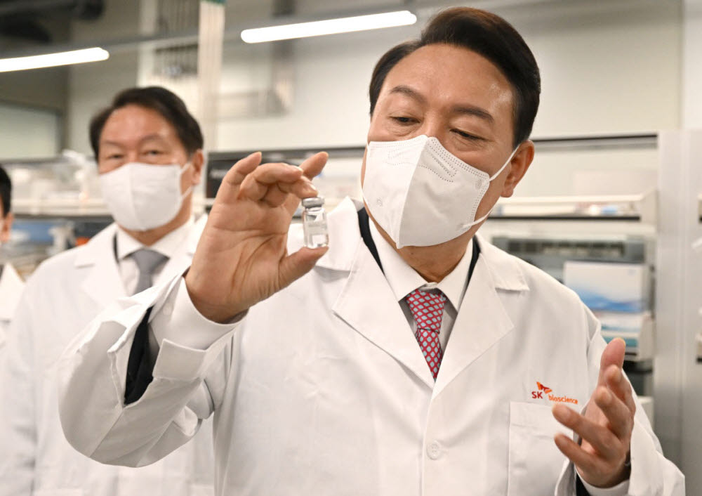 윤석열 대통령 당선인이 경기도 성남시 분당구 SK바이오사이언스를 방문해 국산 코로나19 백신을 살펴보고 있다. 오른쪽부터 윤 당선인, 최태원 SK그룹 회장. <당선인 대변인실 제공>