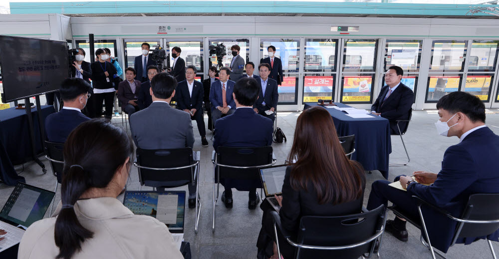 윤석열 당선인, 춘천역 방문해 철도인프라 현장 점검