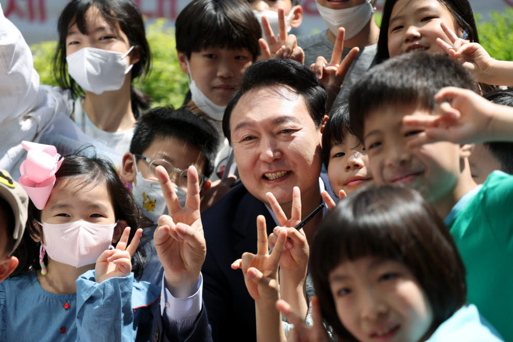 100주년 어린이날 동네어린이들과 사진찍는 윤석열