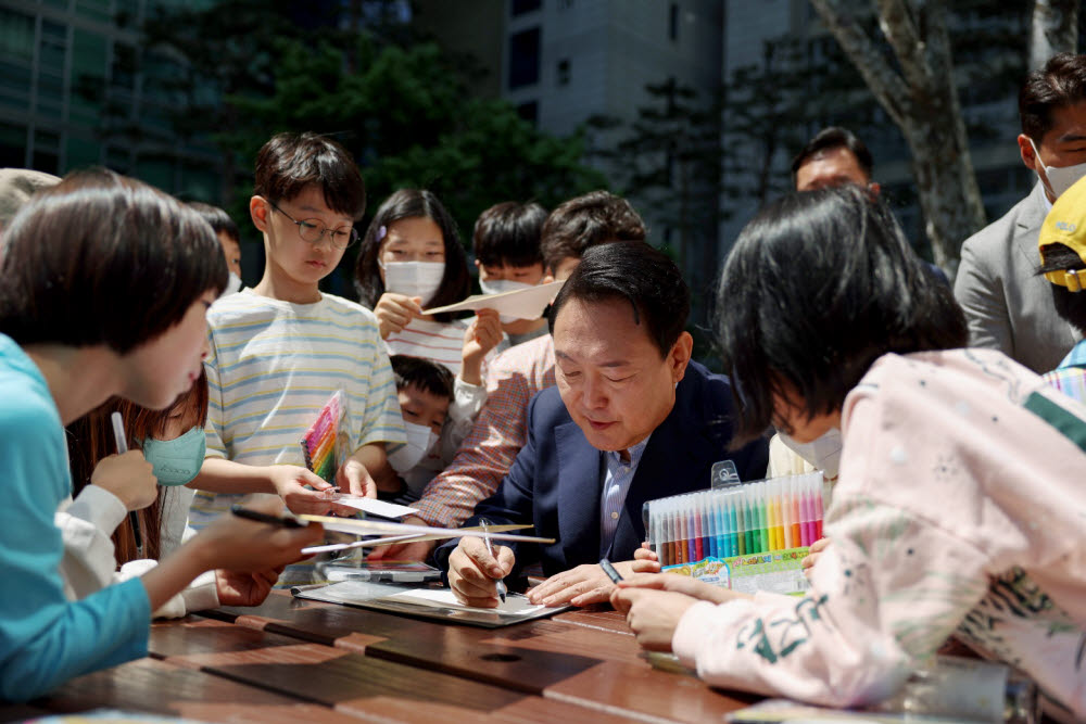 100주년 어린이날 동네어린이들과 사진찍는 윤석열