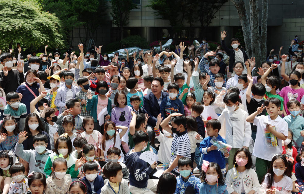 100주년 어린이날 동네어린이들과 사진찍는 윤석열